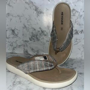 HEY DUDE Tan Flip Flops sz 9 Leather Insole Stripe Neutral Slip On Slide